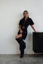 Платье с акцентными пуговицами и поясом