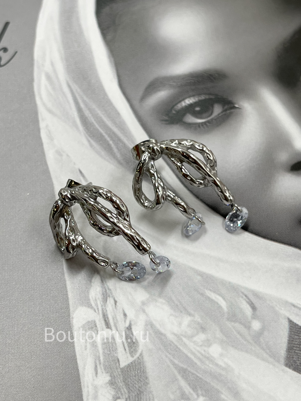 Серьги серебристые бантики с подвесками