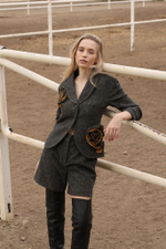 Костюм из твида с аппликацией