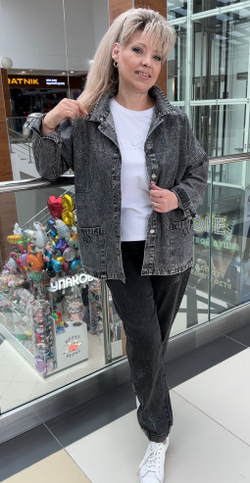 Джинсовый жакет со стразовым принтом в графитовом цвете