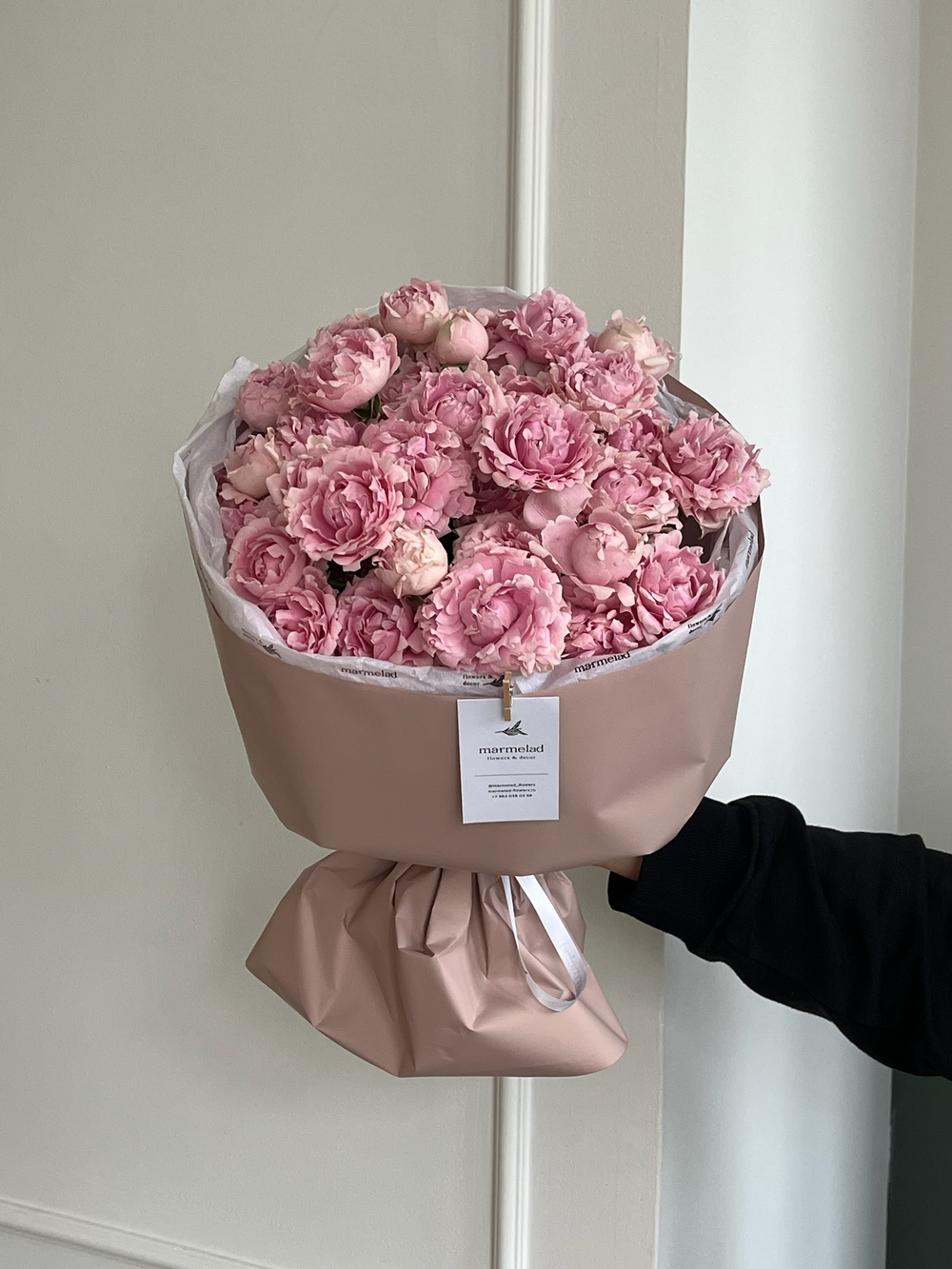 Моно букет из кустовых пионовидных роз