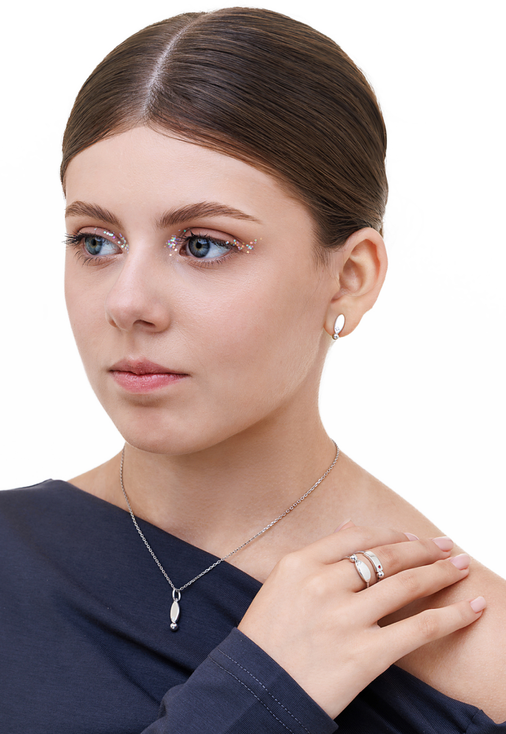 Серьги-пусеты из серебра со вставками из выращенных рубинов