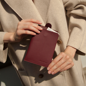 Обложка-кармашек для паспорта London из кожи теленка, бордового  цвета