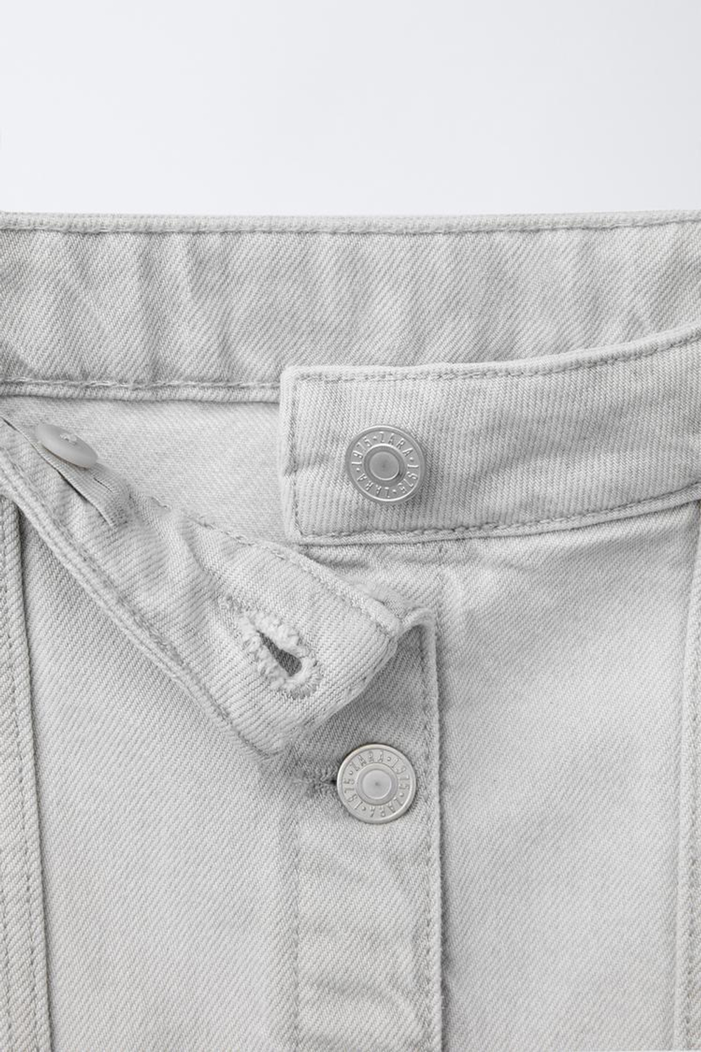 ZARA ДЖИНСОВАЯ ЮБКА С НЕОБРАБОТАННОЙ КРОМКОЙ, ЖЕМЧУЖНО-СЕРЫЙ