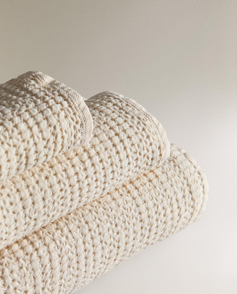 Zara Home - Толстое банное полотенце с вафельной текстурой, бежевый, 90х150 см