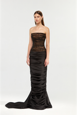 Платье макси драпированное из кружева и атласа со шлейфом