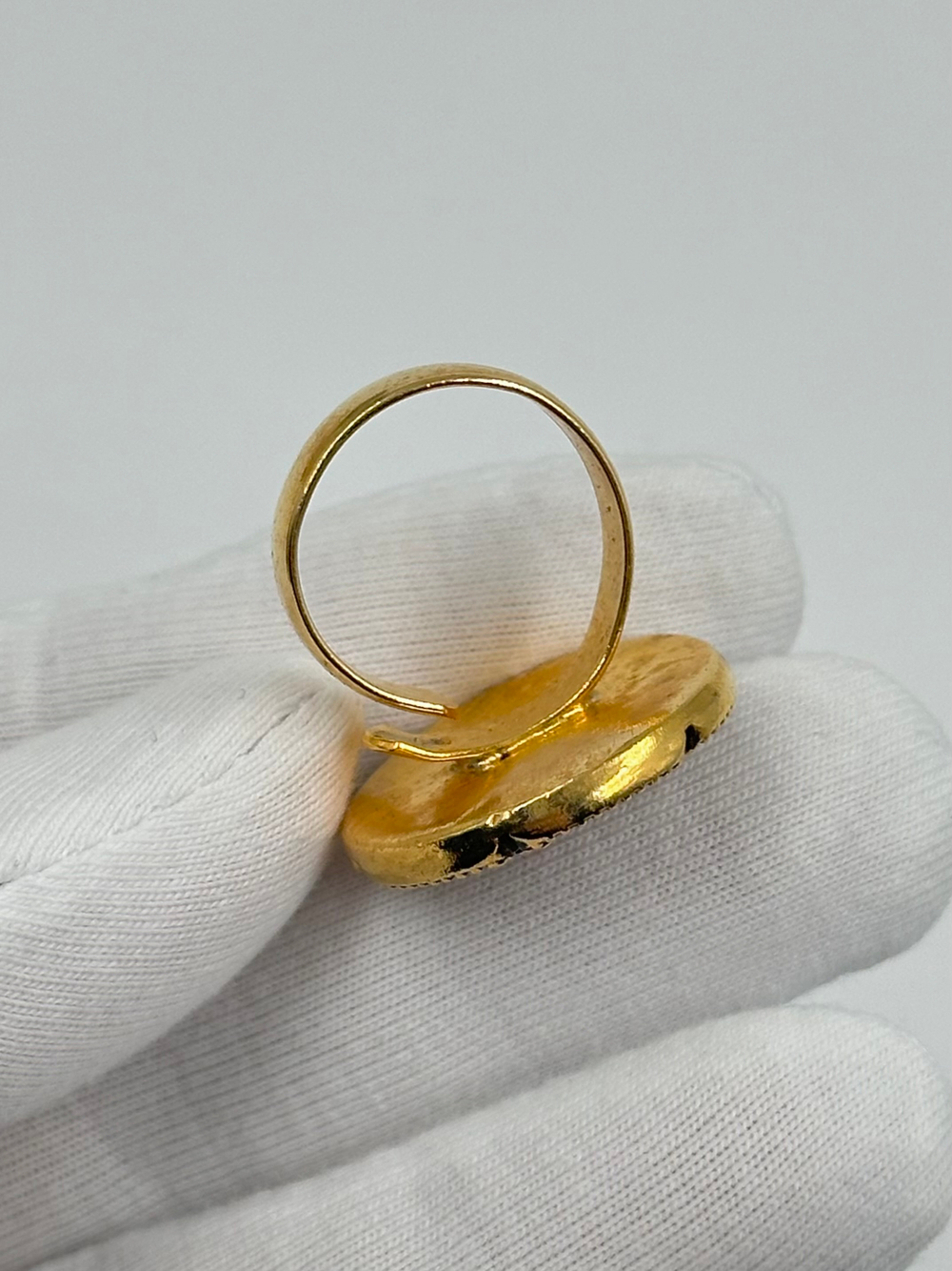 Кольцо с красными кристаллами