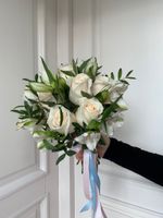 Свадебный букет из одноголовых роз и альстромерии