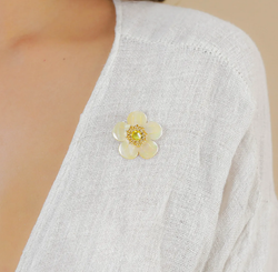 Брошь Franck Herval, Goldie, цветок из перламутра, со стразами, FH26.1-10-61840 (золотистый)