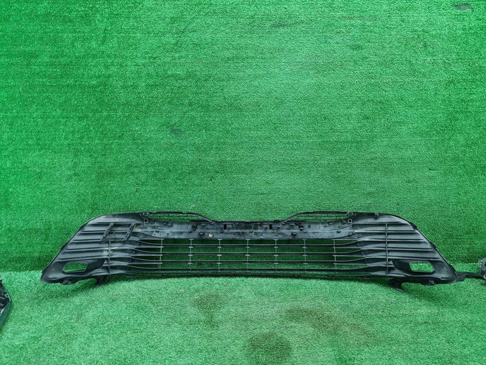 Решетка переднего бампера Toyota Camry xv70 17-21