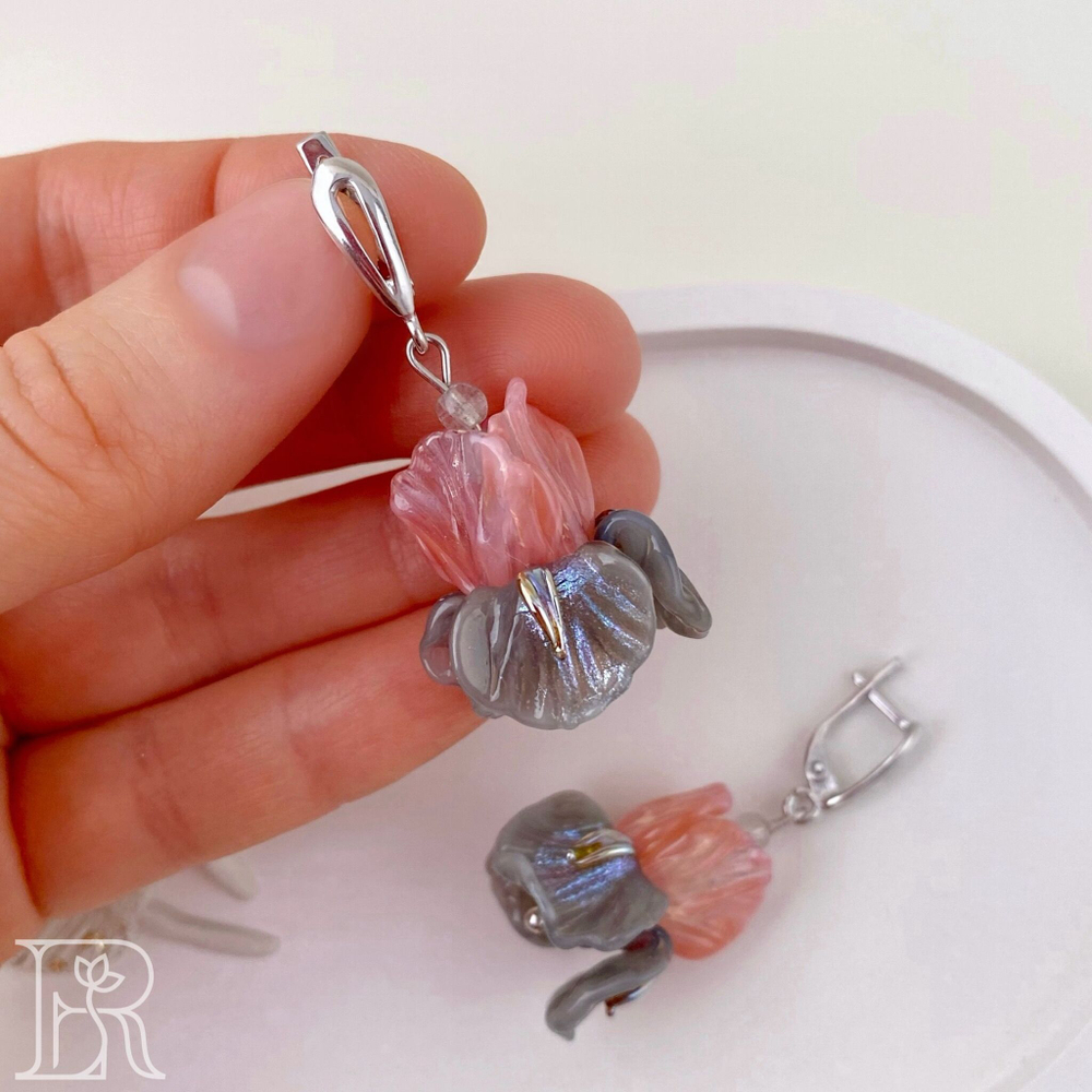 LEFIREL' Серьги серебряные женские "Ирисы" с цветами из муранского стекла / ювелирные украшения из родированного серебра 925