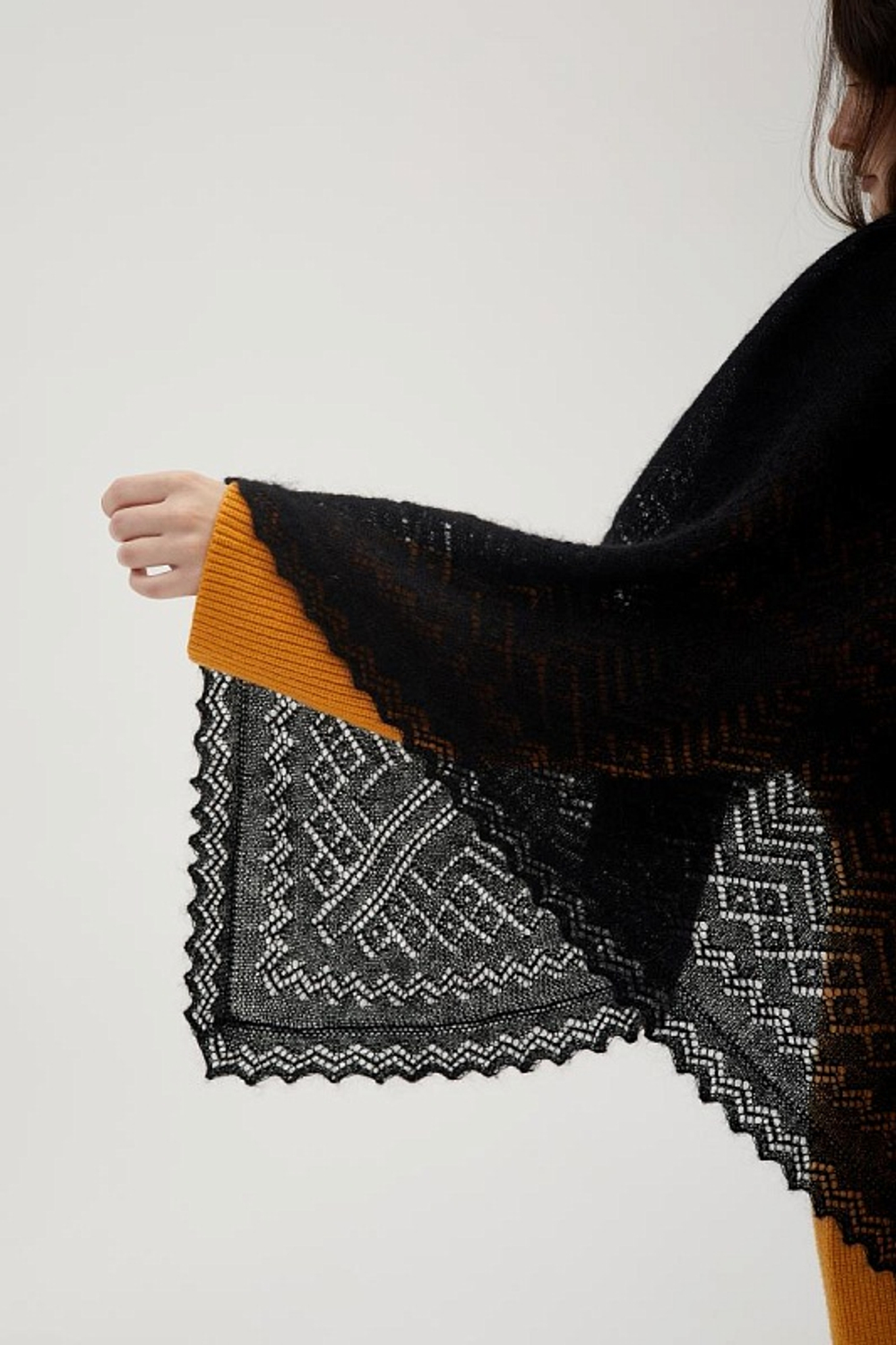 Оренбургский пуховый платок П2-125-07 черный