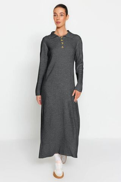 Антрацитовый воротник-поло, повседневное трикотажное платье из формованного рибана на пуговицах TCTAW24EB00025