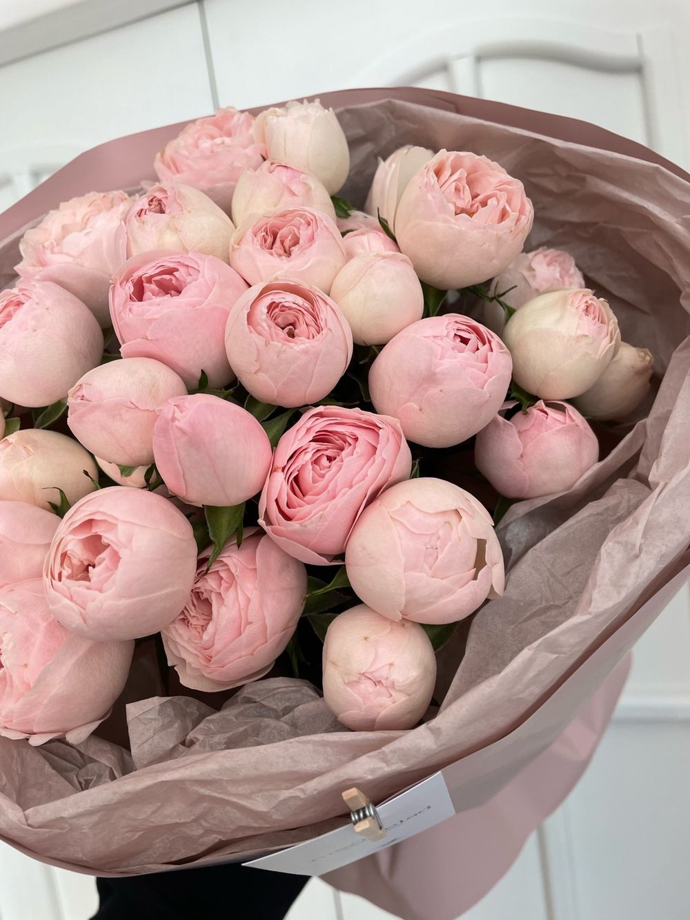 Авторский букет из премиального сорта роз Менсфилд парк