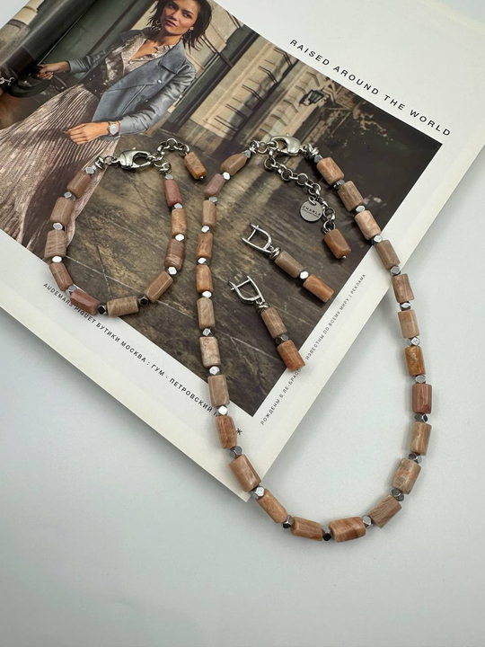 Колье с солнечным камнем и гематитом, оттенок серебро