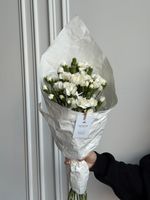 Кулек из кустовых диантусов в белом оттенке 15 шт