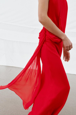 ZARA ПЛАТЬЕ ХОЛТЕР ИЗ 100% ВИСКОЗЫ С ДРАПИРОВАННЫМ ВЫРЕЗОМ, КРАСНЫЙ