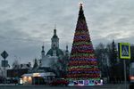 Светодинамическая елка каркасная - встроенная гирлянда цветная -"Уральская" 10 м
