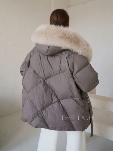 Короткий пуховик в цвете капучино с меховым капюшоном