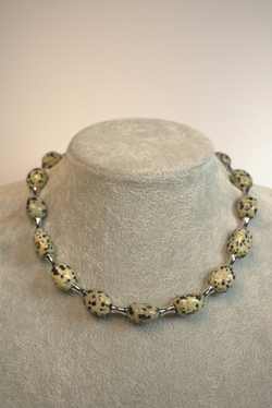 Чокер из крупных камней далматиновой яшмы «Далматиновая Грань»