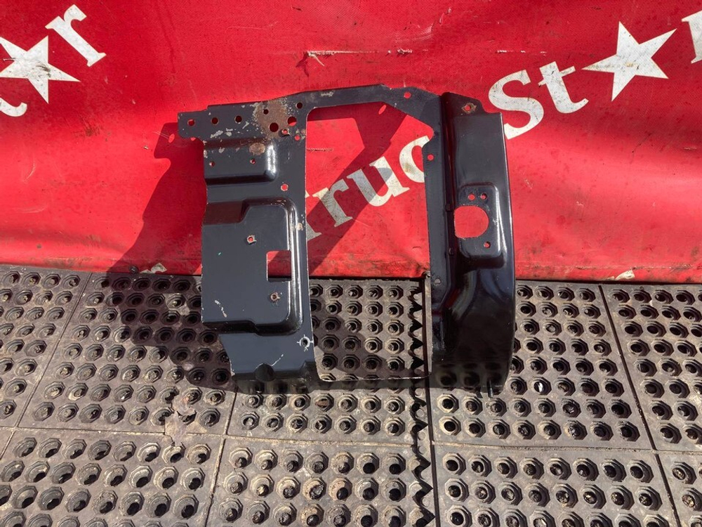 Кронштейн фары левой