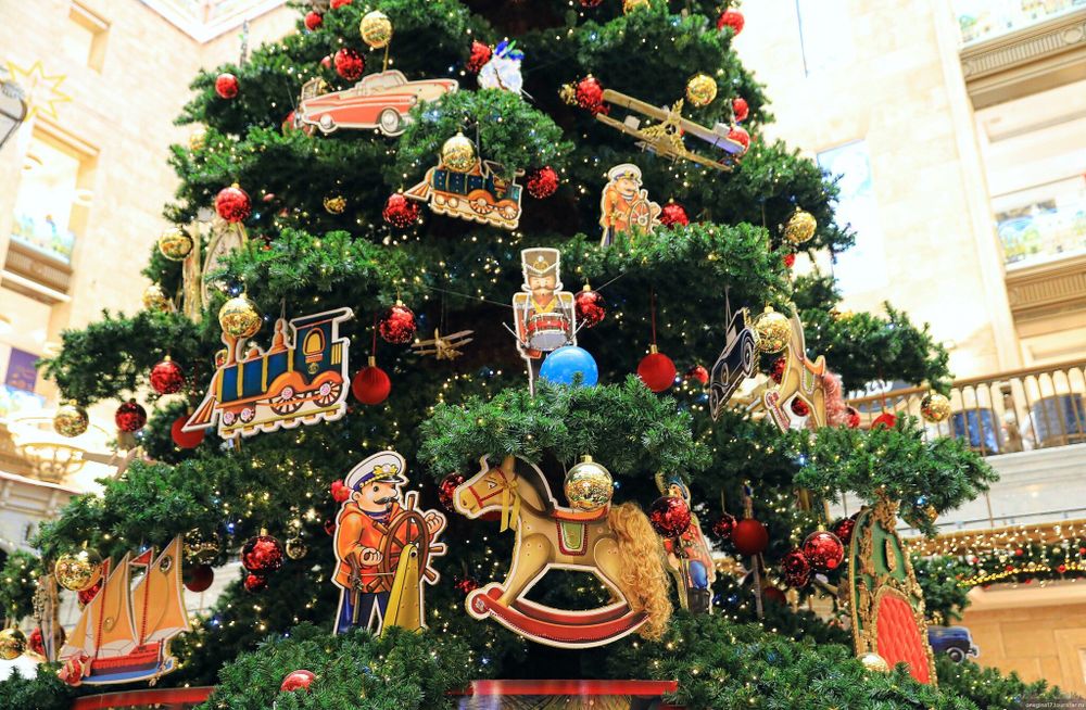 Светодинамическая елка ствольная - встроенная гирлянда: Теплый свет - "Таежная" от 11 до 21 м