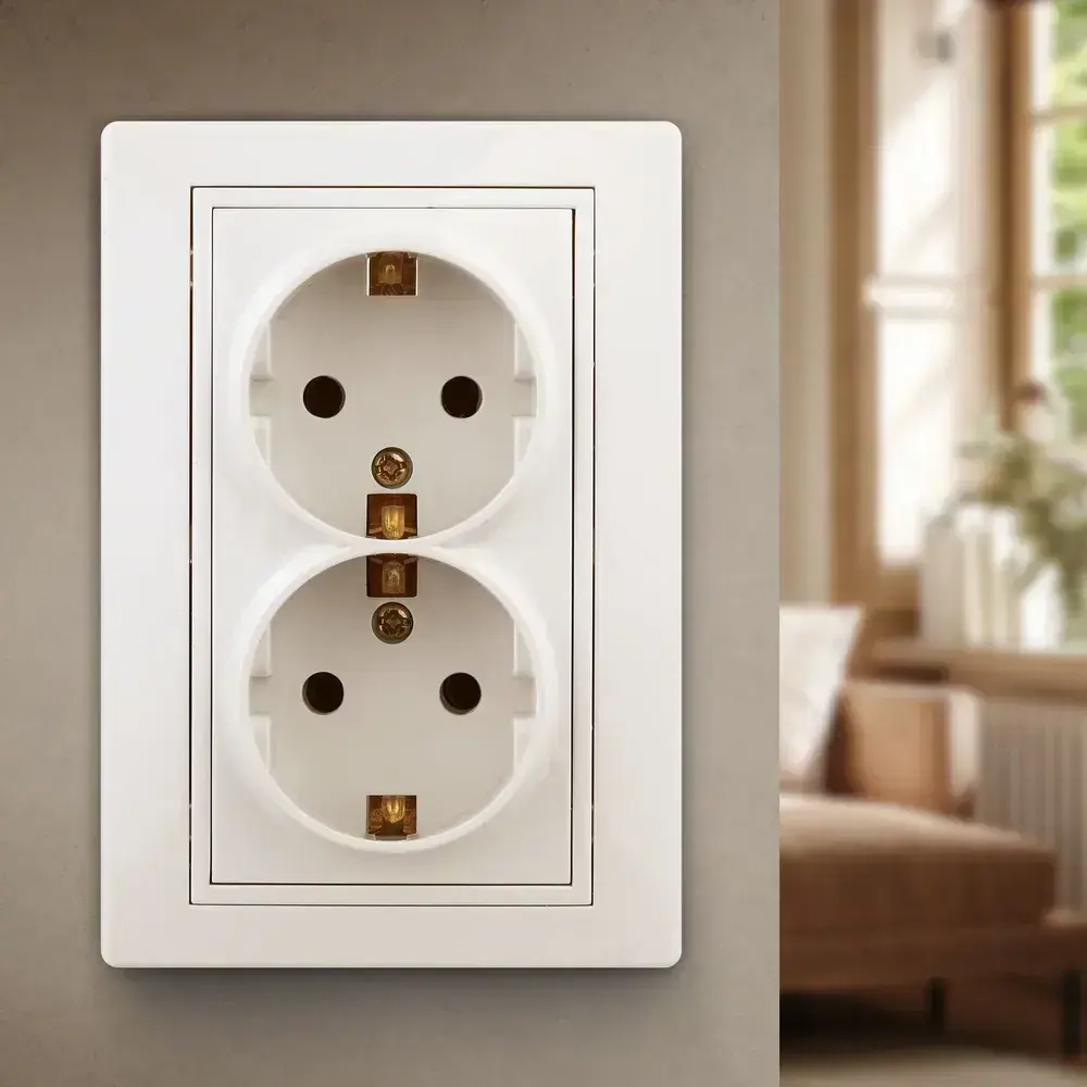 Розетка Intro Plano 1-205-02 с заземлением двойная 2X2P+E Schuko 16А-250В IP20 скрытой установки слоновая кость