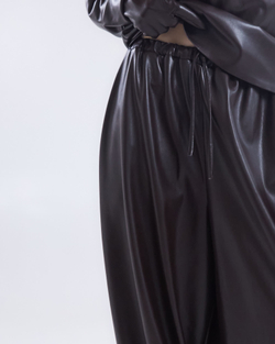 Брюки на резинке из искусственной кожи шоколад