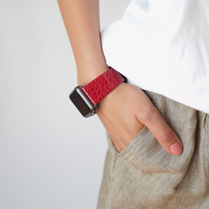 Ремешок для Apple Watch 44/45/46 mm из кожи аллигатора, цвета красный лак