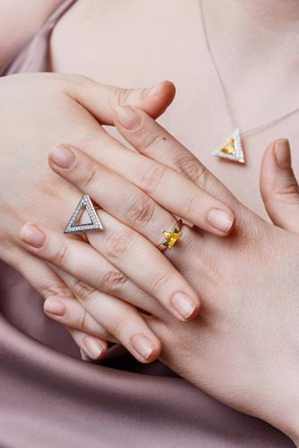 Кольцо из серебра со вставками из бесцветных фианитов