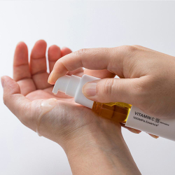 Ультрапроникающая сыворотка для сужения пор Vitamin C 15 Derivative 100MPa Essence.