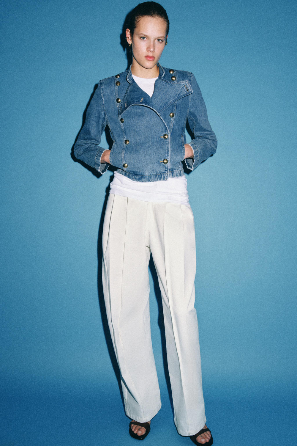 ZARA ДЖИНСОВАЯ КУРТКА С ПОДПЛЕЧНИКАМИ — ZW COLLECTION, ЛИНЯЛЫЙ СИНИЙ
