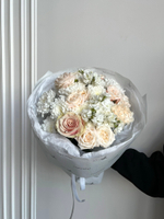 Сборный букет из хризантемы, маттиолы, кустовых пионовидных роз и диантусов крем мал