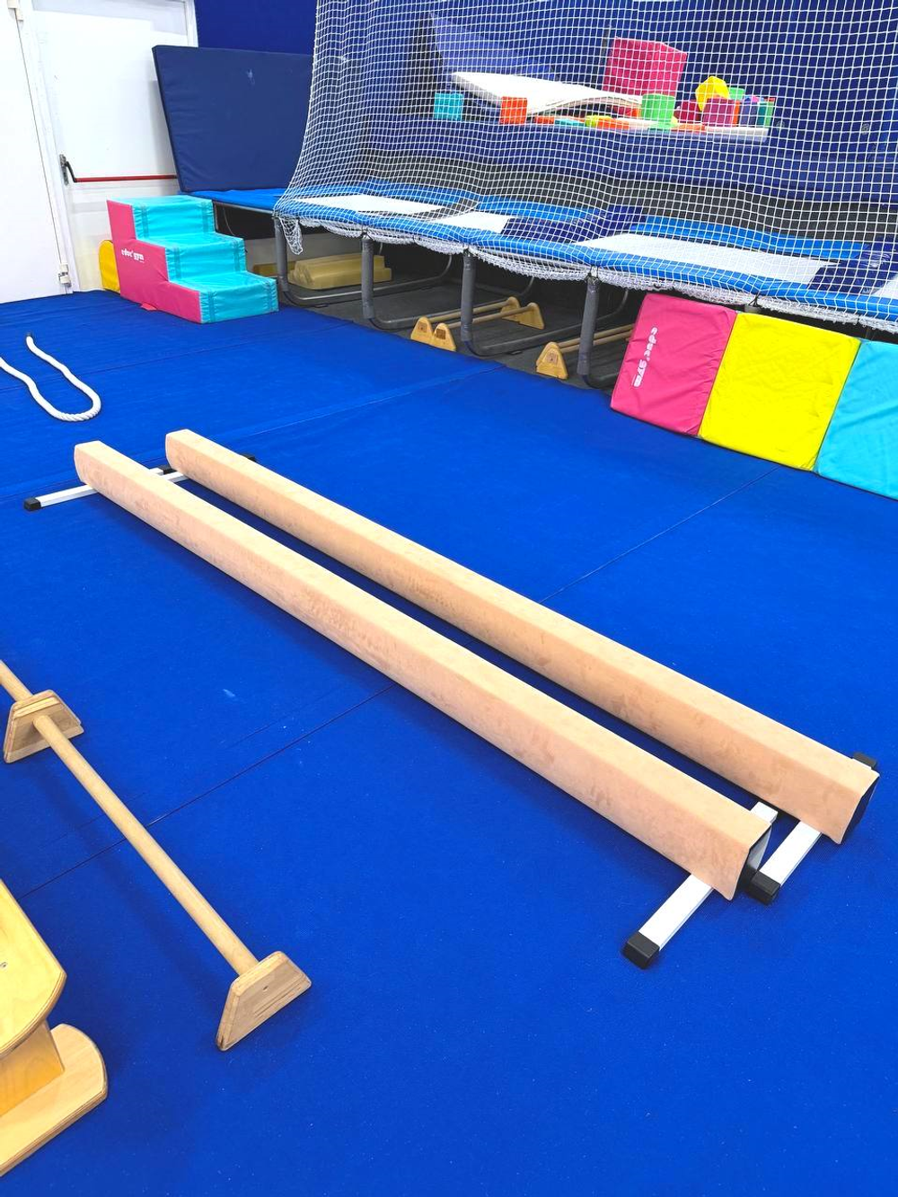 Бревно гимнастическое напольное обшитое искуственной кожей - 5м