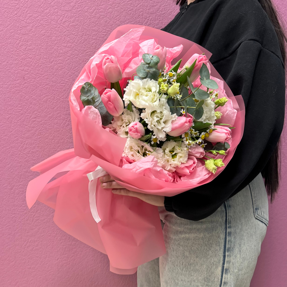 Весенний букет с тюльпанами в розовых оттенках