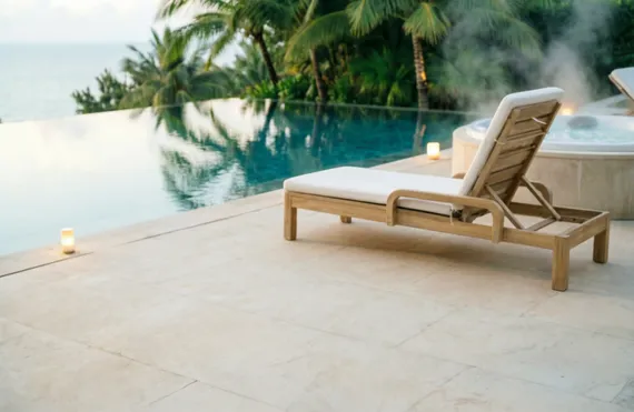 Шезлонг Rimini из массива акации с бежевым матрасом