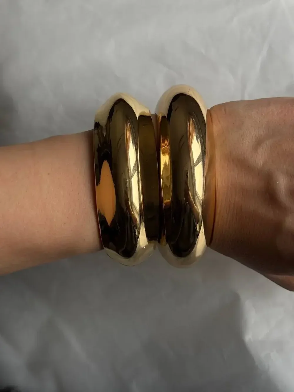 Браслет глянцевый круглой формы под золото