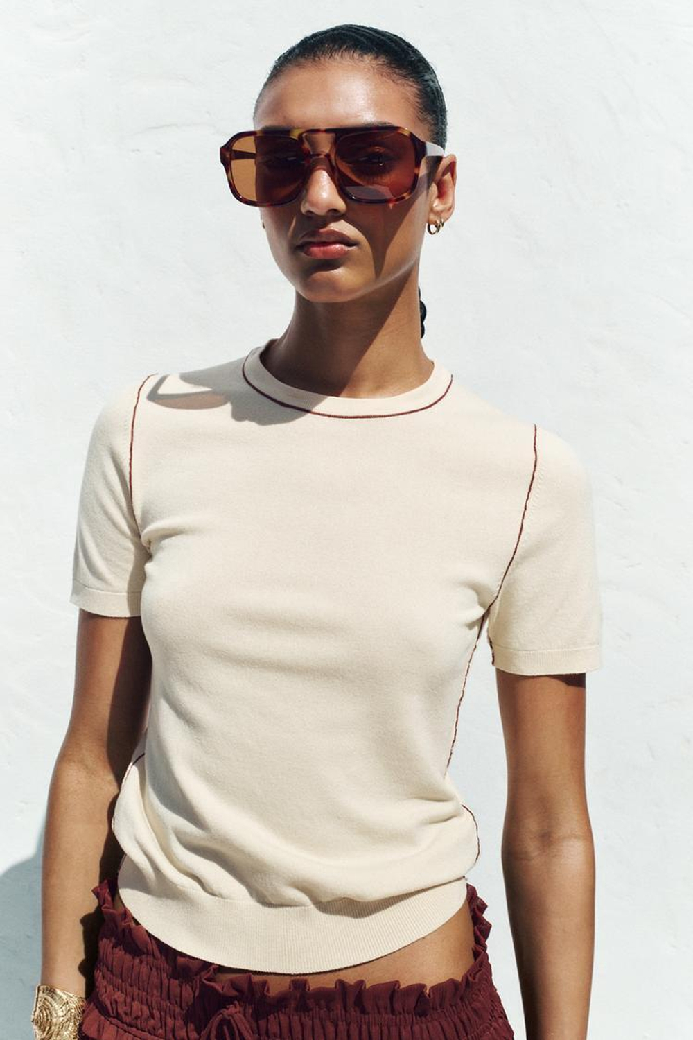 ZARA ТРИКОТАЖНЫЙ ТОП С КОРОТКИМИ РУКАВАМИ И ОКАНТОВКОЙ, ЭКРЮ