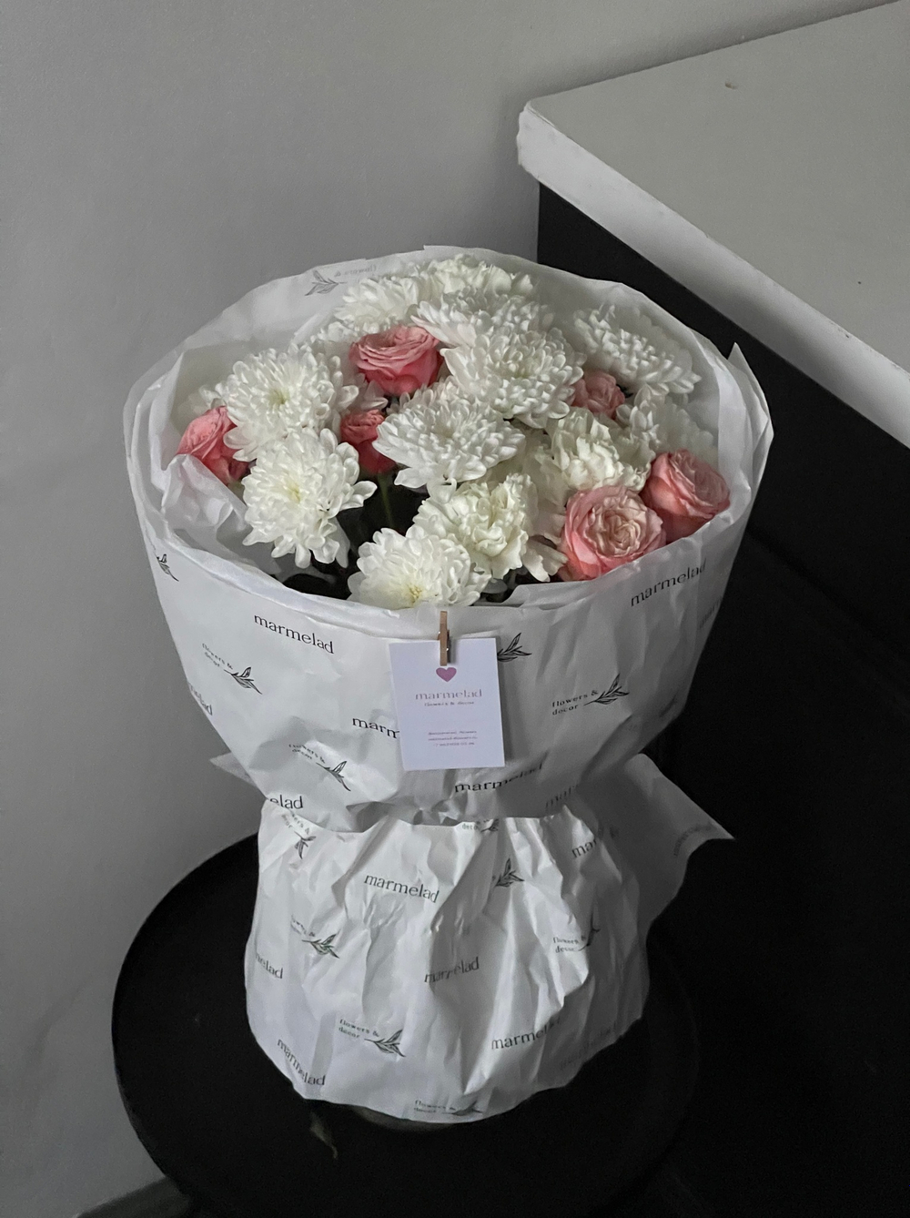 Авторский букет из хризантемы и кустовой розы