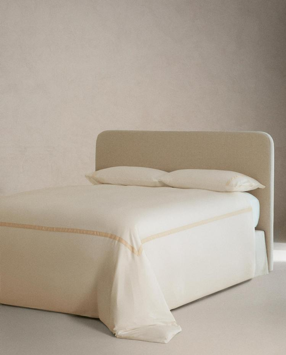 ZARA HOME САТИНОВЫЙ ПОДОДЕЯЛЬНИК С КАЙМОЙ, ЗОЛОТИСТЫЙ