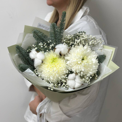 Зимний букет с белыми хризантемами, хлопком и нобилисом. Букет 1221