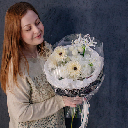 113. Кружевной белоснежный букет с выразительным акцентом
