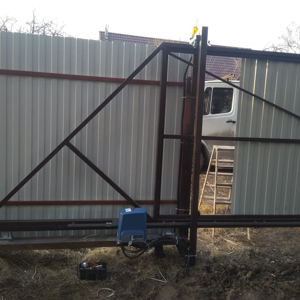 Откатные ворота в Вырице 4/2 с калиткой и электро приводом.