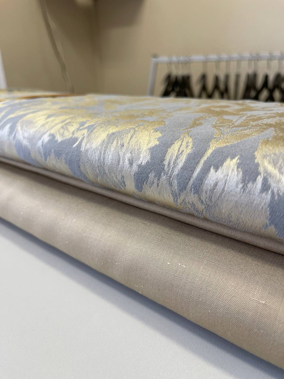 Костюмно-плательный трикотажный жаккард с эластаном (Girani, 77%ацетат/17%пэ/6%эластан, Бежевое золото/серо-голубые тюльпаны, 130, 225 гр/м2)