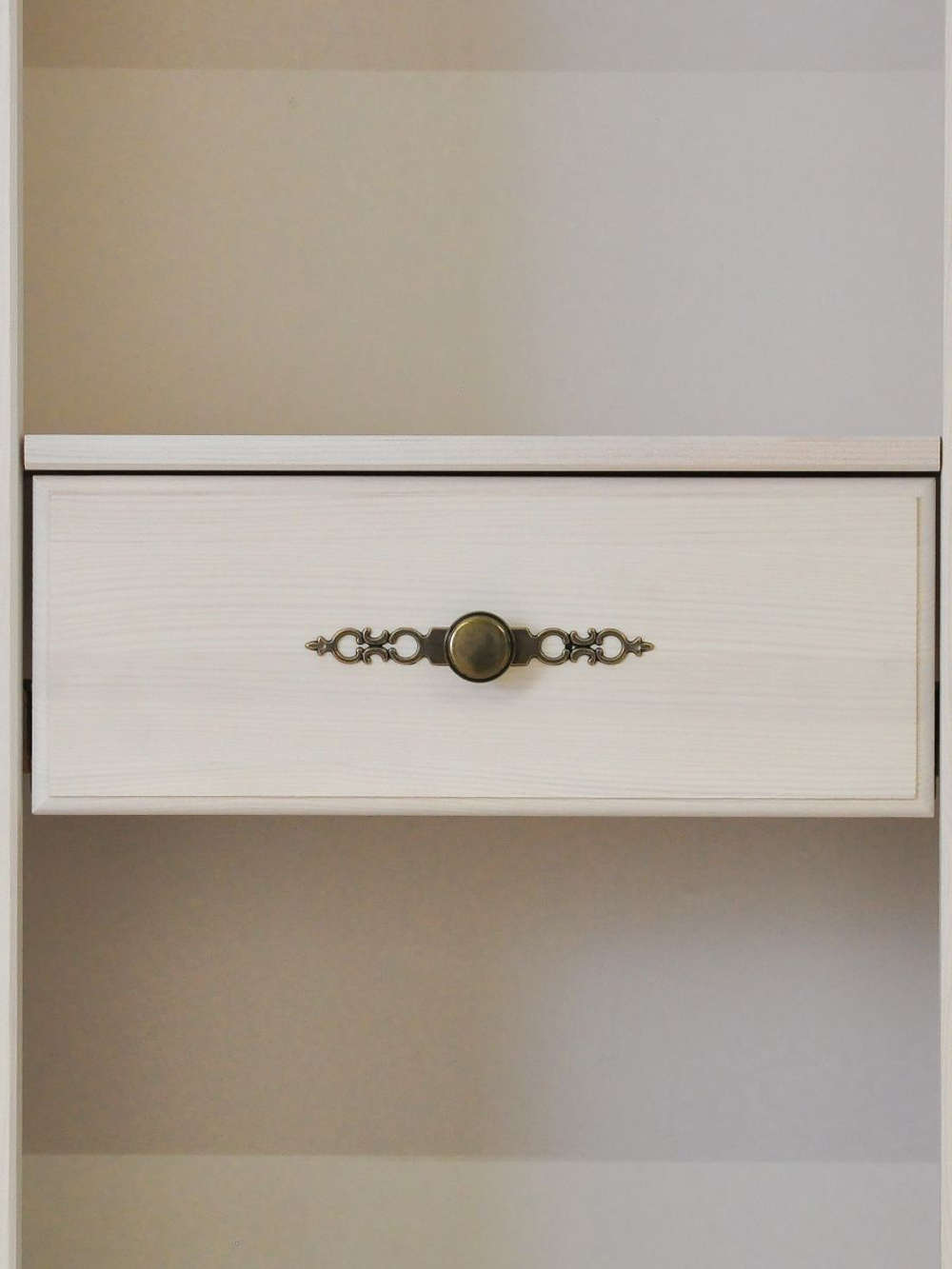 Витрина Сюзанна из сосны, белый