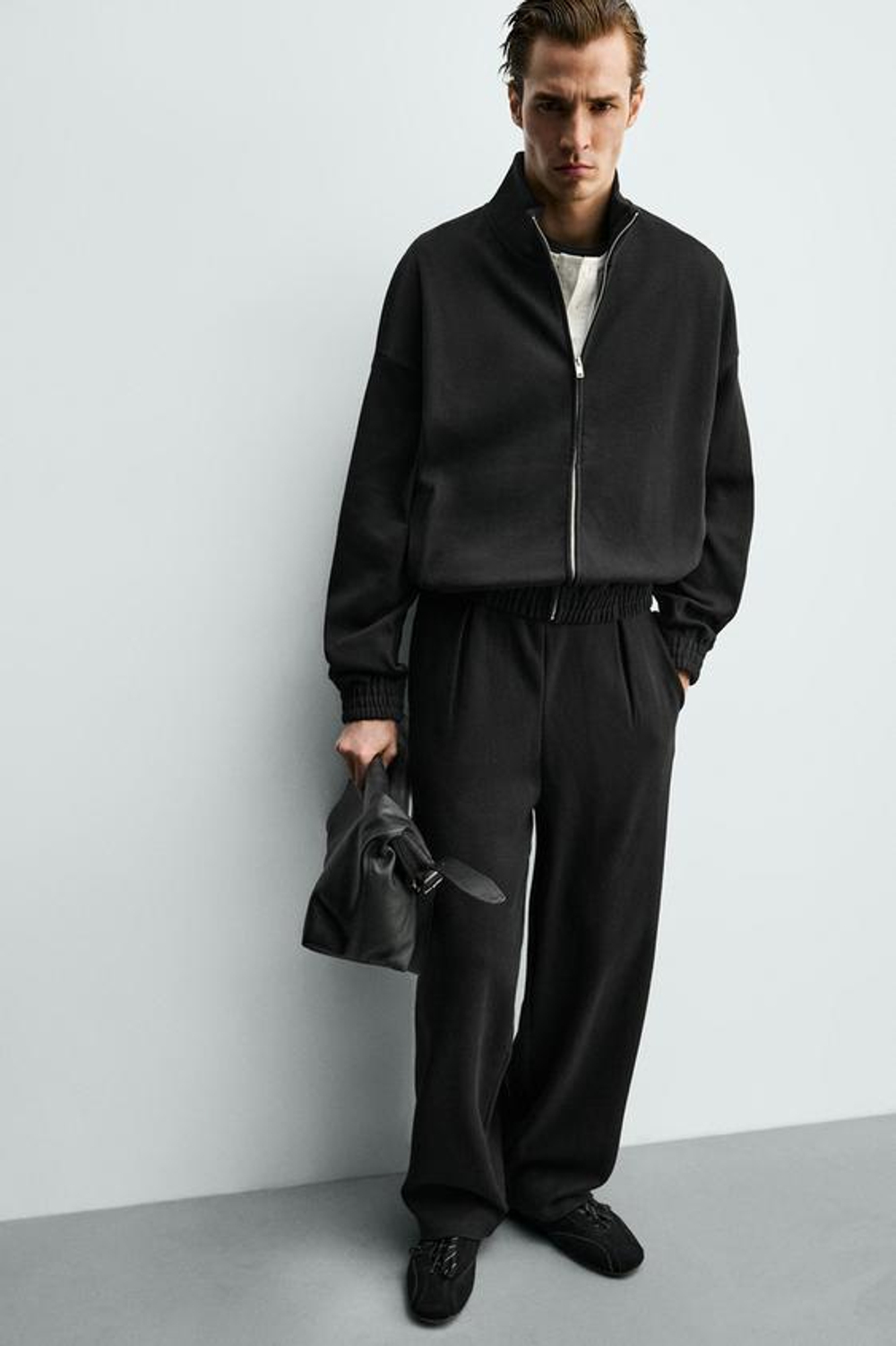 БРЮКИ-ДЖОГГЕРЫ WIDE FIT СО СКЛАДКАМИ, ЧЕРНЫЙ