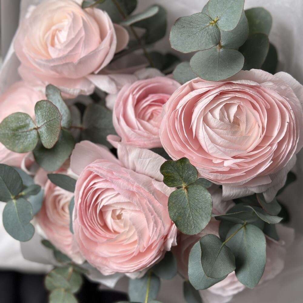 Букет из ранункулюсов с эвкалиптом