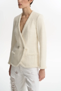 Приталенный жакет из молочного твида