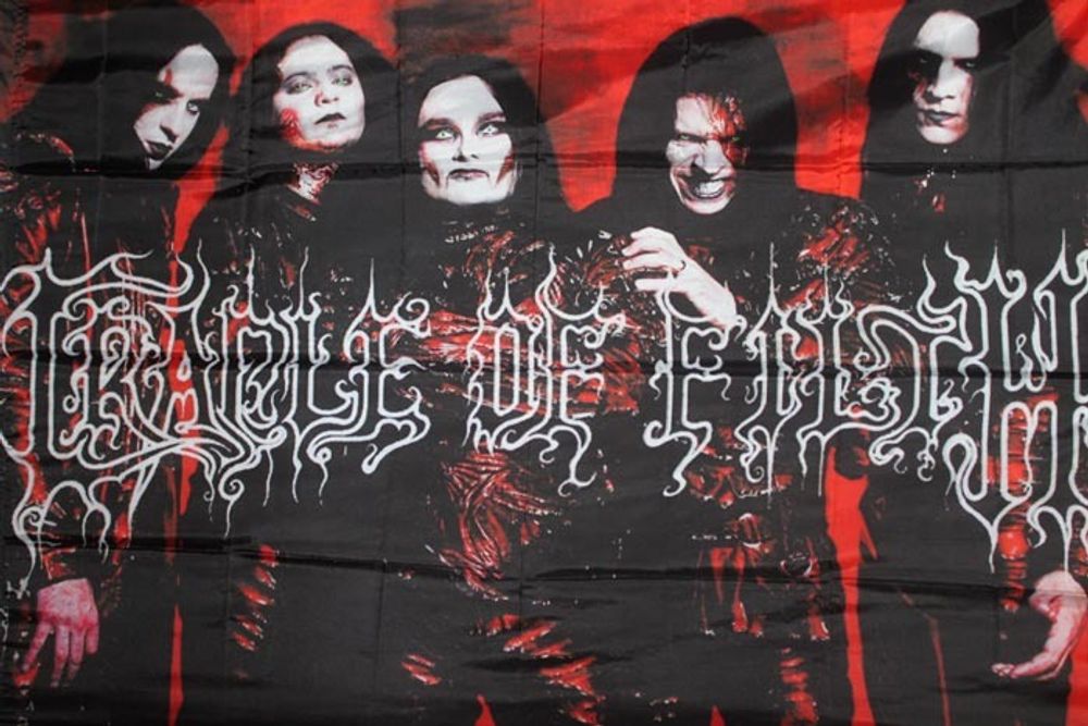 Флаг Cradle of Filth группа в красно-чёрных тонах