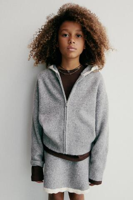 ZARA ВЯЗАНАЯ КУРТКА С КАПЮШОНОМ И КРУЖЕВНОЙ ОТДЕЛКОЙ, МЯГКИЙ СЕРЫЙ
